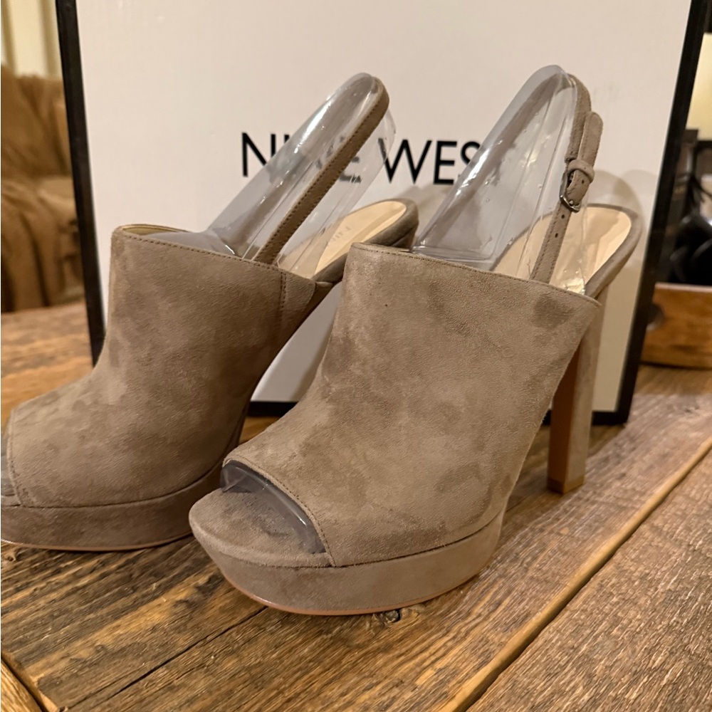 NWT Nine West Taupe/Mushroom Grey Suede Platform Mules 7.5